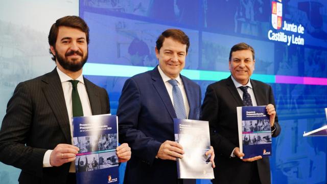 El presidente de la Junta de Castilla y León, Alfonso Fernández Mañueco; el vicepresidente, Juan García-Gallardo; y el consejero de Economía y Hacienda, Carlos Fernández Carriedo, comparecen en rueda de prensa para presentar el proyecto de Ley de Presupuestos Generales de la Comunidad para 2024.