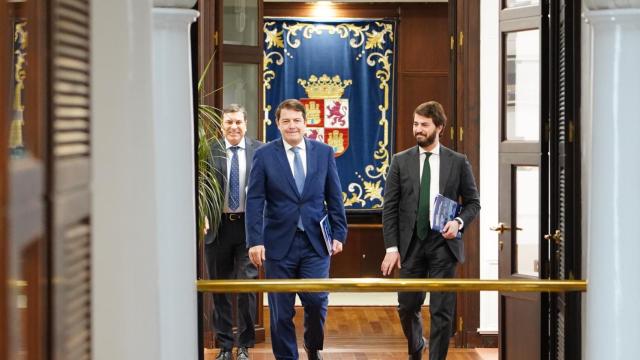 El consejero de Economía y Hacienda y portavoz, Carlos Fernández Carriedo, el presidente de la Junta, Alfonso Fernández Mañueco y el vicepresidente, Juan García-Gallardo, a su llegada a la rueda de prensa de presentación de los presupuestos autonómicos, este jueves.