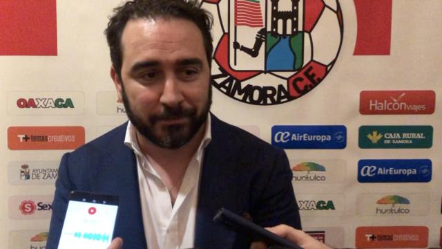 Víctor de Aldama atendiendo a los medios de comunicación