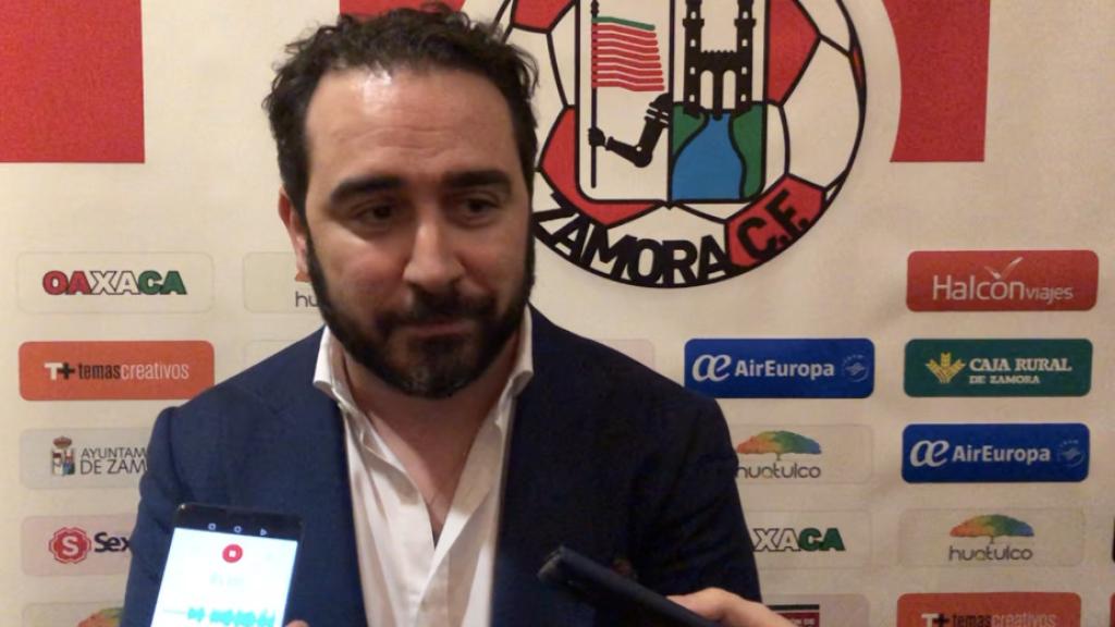 Víctor de Aldama atendiendo a los medios de comunicación