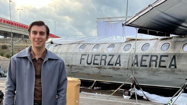 El actor salmantino Javier Cascón en los rodajes de 'La sociedad de la nieve'