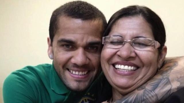 Dani Alves y su madre, Dona Lucía, en una imagen compartida en redes.
