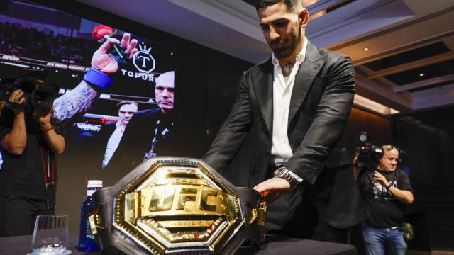 Topuria, con su cinturón de campeón de la UFC.