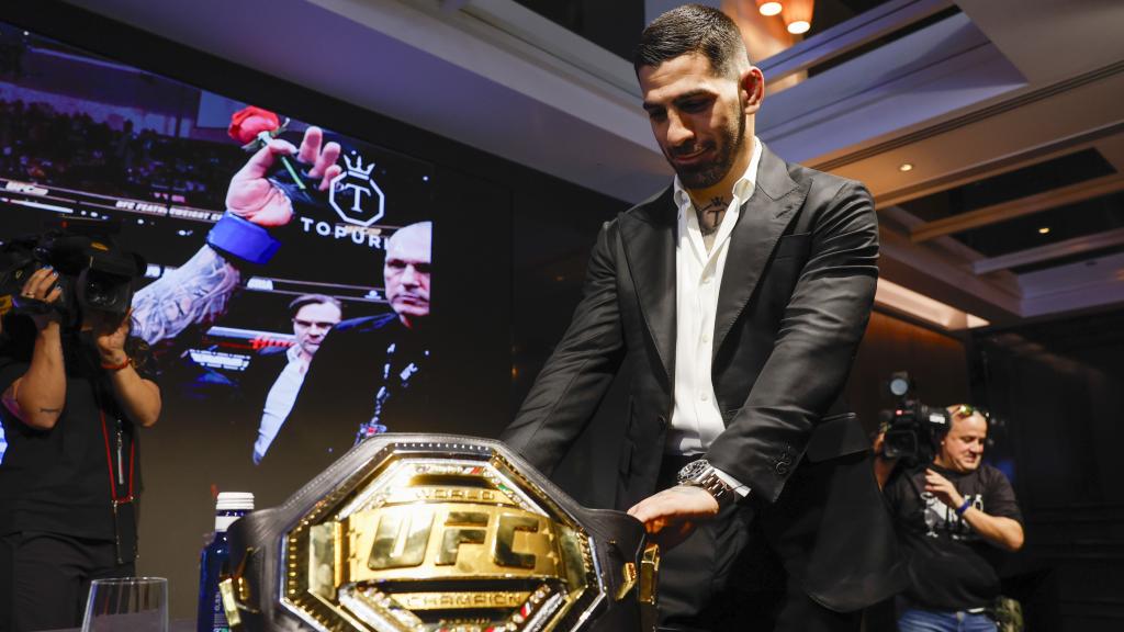 Topuria, con su cinturón de campeón de la UFC.