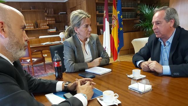 Reunión entre Milagros Tolón y Ángel Nicolás. Foto: Delegación de Gobierno.
