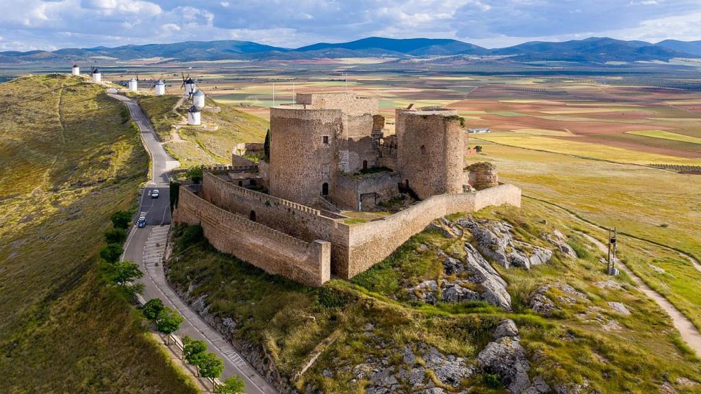 Castillo de Consuegra junto a molinos de viento.