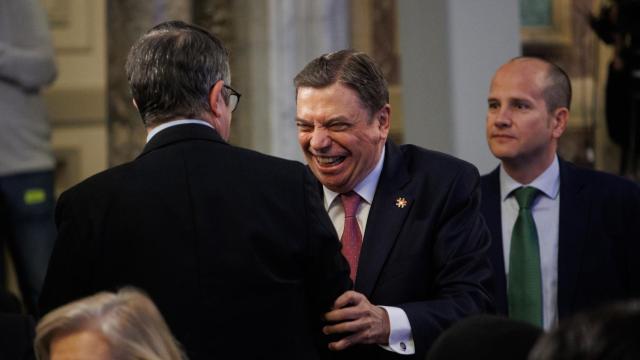 El ministro de Agricultura, Pesca y Alimentación, Luis Planas saluda al portavoz socialista, Patxi López