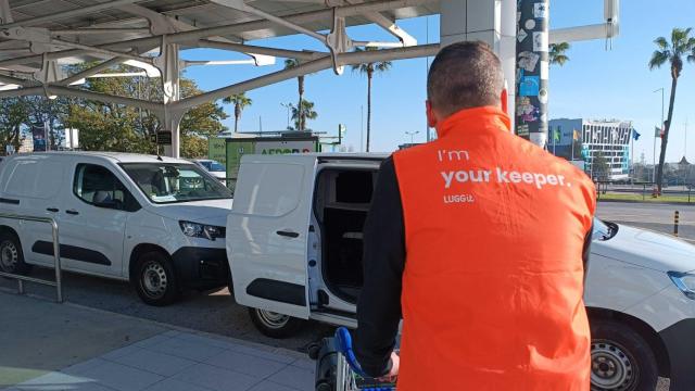 Uno de los empleados de Luggit carga el equipaje.