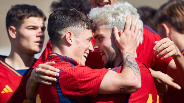 Kevin Sánchez y David Mella celebran un gol en un partido con la sub-19.