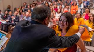 Noelia García, la número 1 del MIR de 2024, recibiendo la beca de la UAM de las manos de su padre, Félix García.