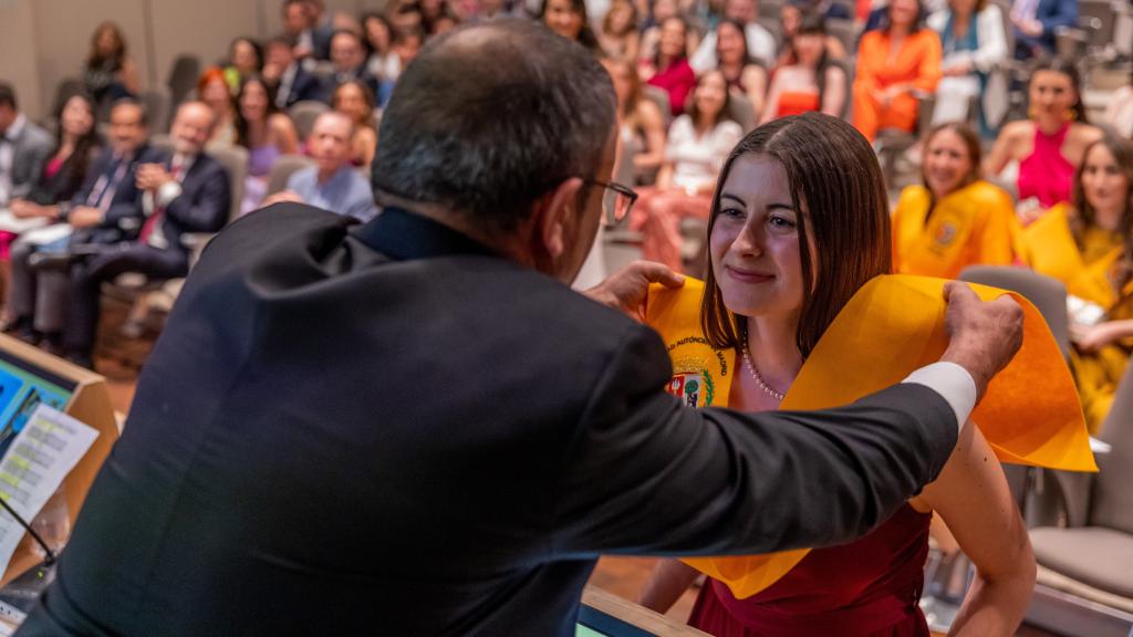 Noelia García, la número 1 del MIR de 2024, recibiendo la beca de la UAM de las manos de su padre, Félix García.