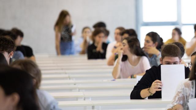 Alumnos examinándose de Selectividad en la Pablo de Olavide.