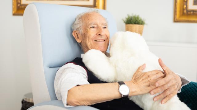 La foca robot que ayuda a personas con alteraciones neurológicas en las residencias de mayores