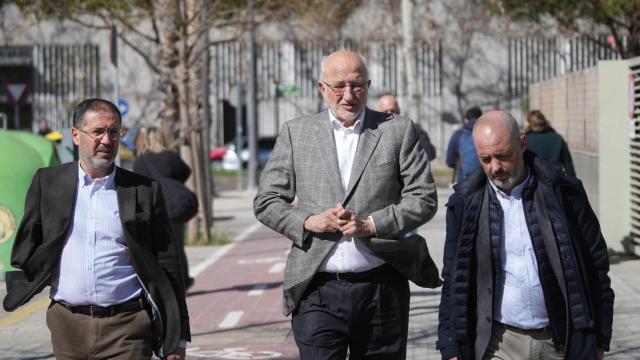 Juan Roig, en su visita al Mercadona ubicado junto al edificio incendiado en Valencia.