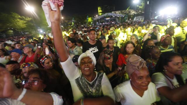 Varias personas disfrutan de un concierto en Cali, el pasado verano.