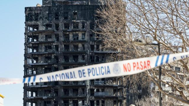Una cinta policial impide el paso hacia los edificios afectados por un incendio ayer jueves en València