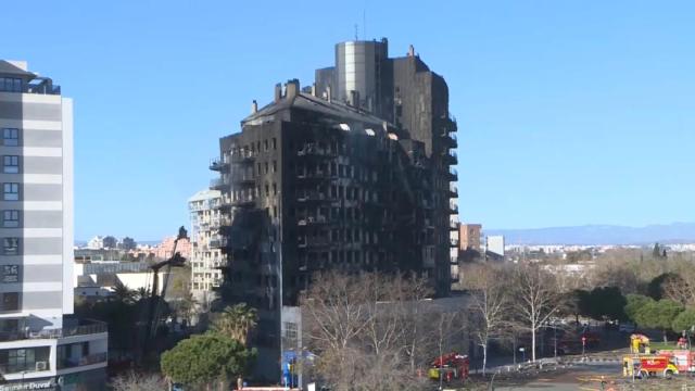 El edificio arrasado por las llamas este jueves en el barrio de Campanar en Valencia.