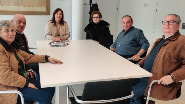 os integrantes de la nueva Junta Directiva de la Asociación de Jubilados de Santa Marta se han reunido con la concejala de Mayores, Mari Cruz Gacho