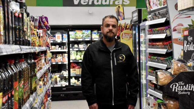 Alberto Cancelo, en el interior de su supermercado en la bajada de San Pablo