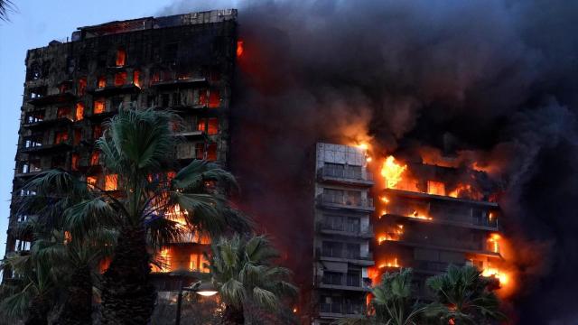 Las llamas devoran dos edificios en el barrio de Campanar, en Valencia.