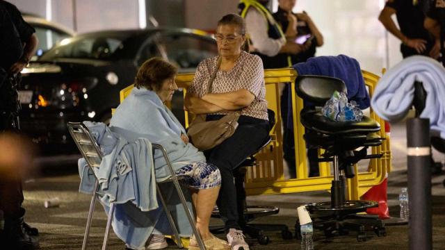 Una mujer desalojada de un incendio en una residencia en Palma el año pasado.