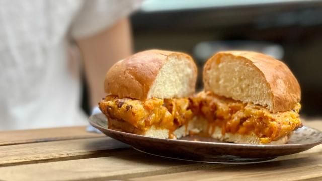 Una de las 'hamburguesas' de tortilla de Barcelona.