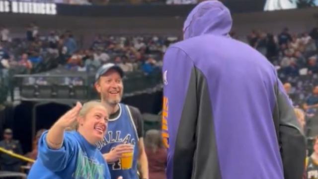 Kevin Durant se encara con los aficionados que le insultaron.