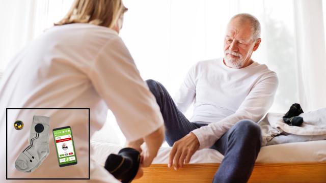 Un hombre con alzhéimer y su cuidadora junto al invento catalán.