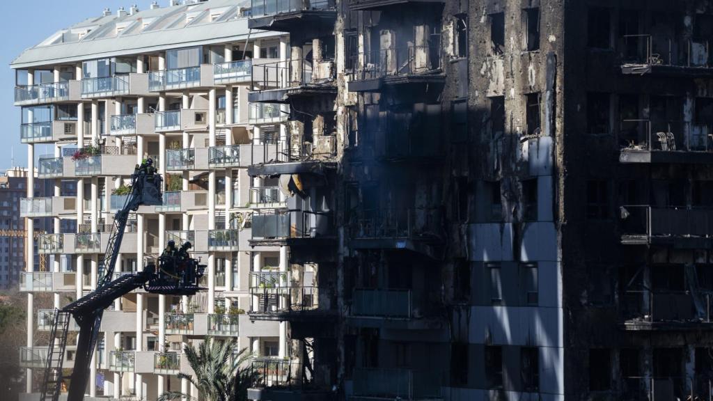 Los bomberos trabajan sobre la fachada