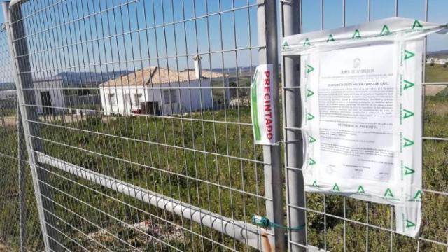 Precintos de la Junta de Andalucía colocados en una zona de Paterna, en Cádiz.