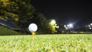 El único plan en el mundo que puedes hacer por sólo 20 euros y en Madrid: una bolera de golf nocturna