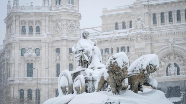 La fuente de la Cibeles cubierta de nieve en Filomena.