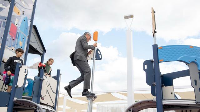 El alcalde del Rincón de la Victoria, Francisco Salado, toma el mástil del parque.