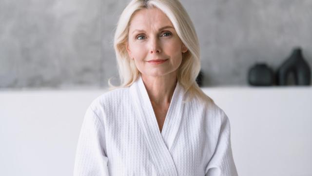 Una mujer de 50 años, posando.