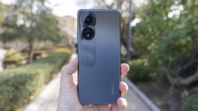 OPPO A58 en su parte trasera.