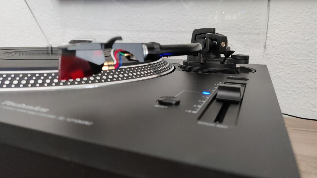 El brazo de aluminio del tocadiscos Technics SL1210GR2 con un cartucho Ortofon 2M Red