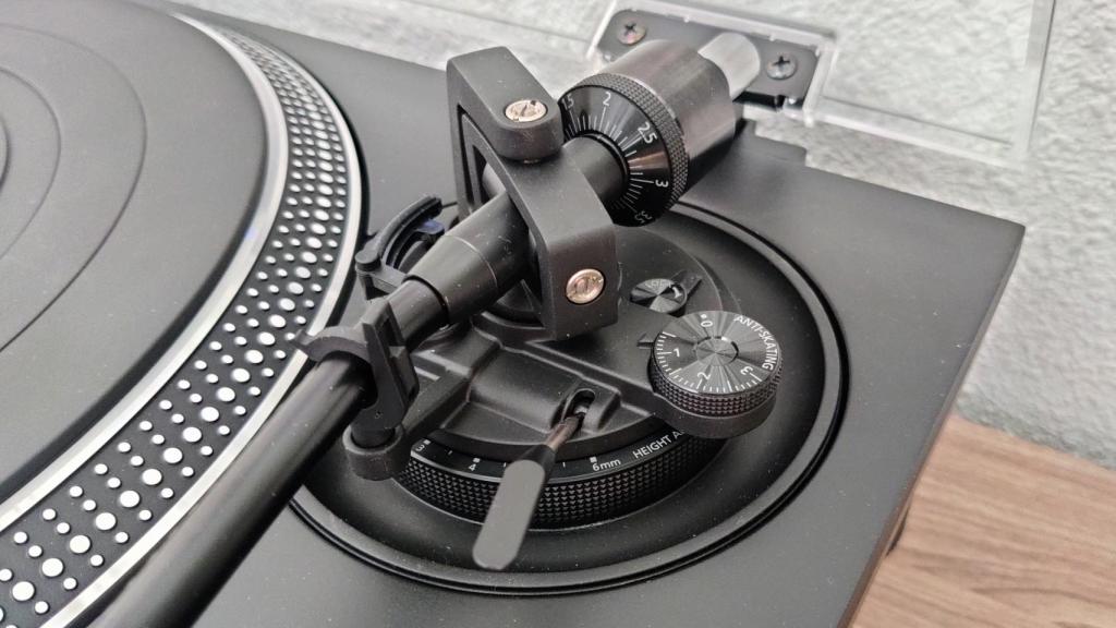 Los controles y contrapesos para regular el brazo del tocadiscos Technics 1210GR2