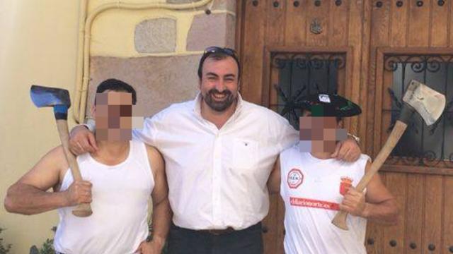 Koldo junto a dos 'aizkolaris'.