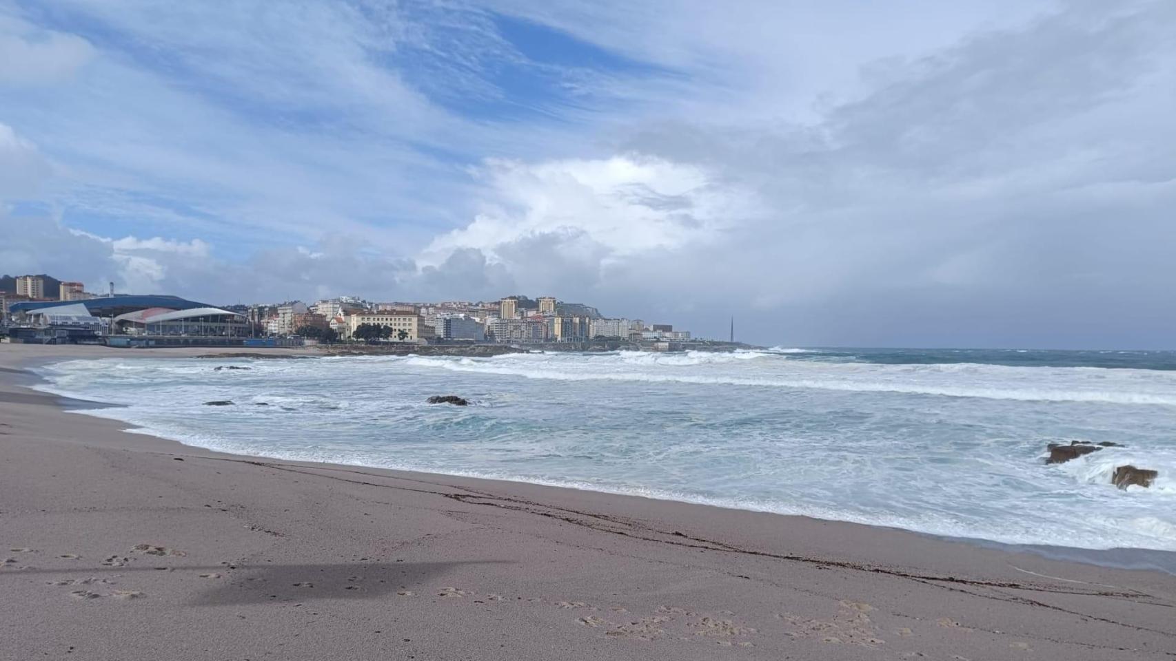 La playa de Riazor de A Coruña durante un temporal.