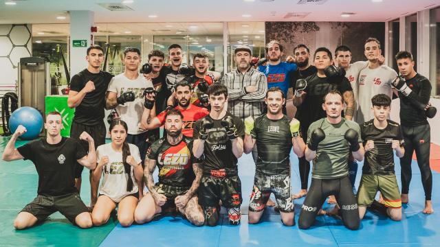Israel Adrados, en el centro de la imagen con boina, rodeado por sus alumnos.