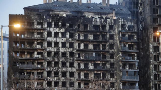Imágenes del estado este viernes del edificio incendiado en Valencia