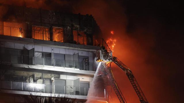 Rescate de los bomberos en uno de los balcones.
