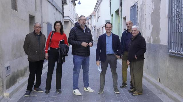 El alcalde Santomera, Víctor Manuel Martínez (centro), en la calle que se cerrará al tráfico junto a la concejala de Comercio, Patricia García, el concejal de Movilidad, José Antonio Martínez, el responsable del Plan de Movilidad, Alfredo Pérez y varios vecinos y comerciantes.