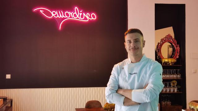 Demetrio Parisi, en la sala de su local Demordisco en Alicante.