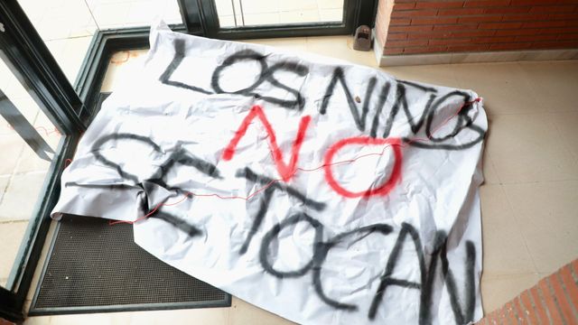 “Los niños no se tocan”: un colegio de Carbajosa amanece cargado de mensajes de odio