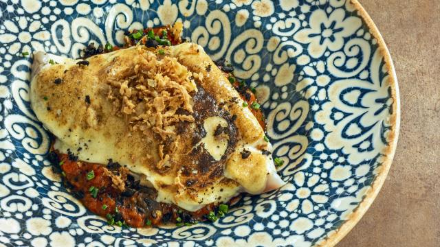 Bacalao de Samfaina hecho de berenjena y calabacín picado.