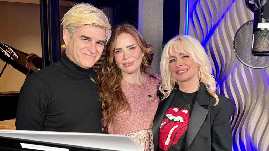 Nebulossa y Gloria Trevi en un estudio de grabación.