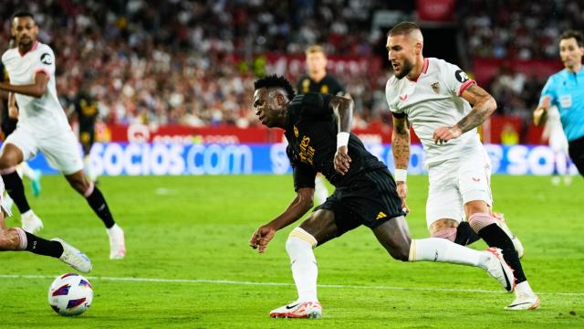 Vinicius, ante Gudelj en el partido de ida