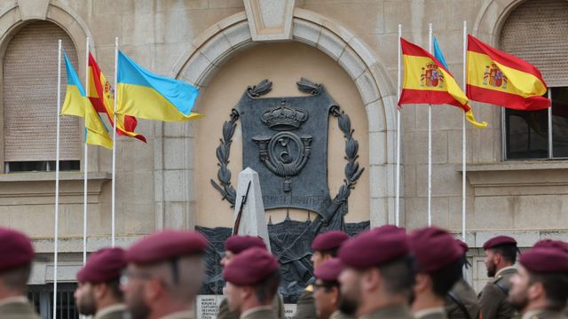 Banderas españolas y ucranianas este sábado en la Academia de Infantería de Toledo.