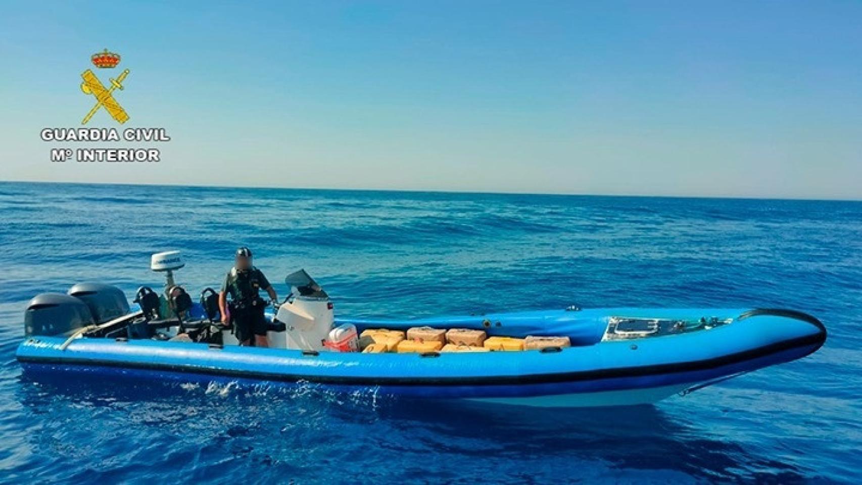 Imagen de una narcolancha interceptada por la Guardia Civil en la costa andaluza.